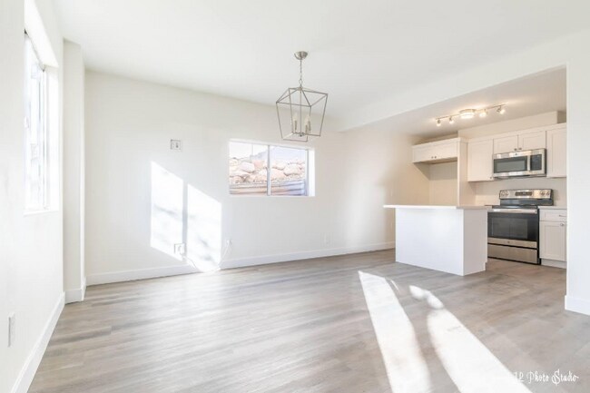 Building Photo - 622 E Springhill Dr