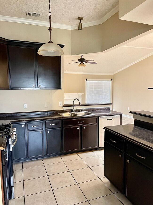 Building Photo - 4 bedrooms and 2 bathrooms in the New Terr...
