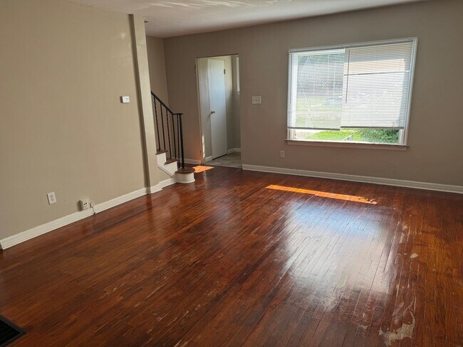 Foto del edificio - 373-375 N Roosevelt Ave