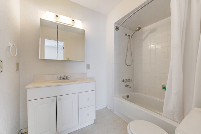 Building Photo - 602 S Flood Ave