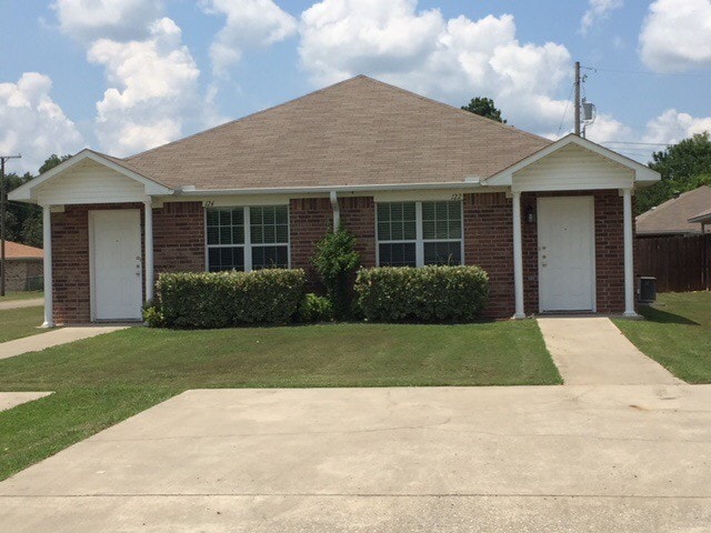 Primary Photo - 101-103 Elm Creek Dr
