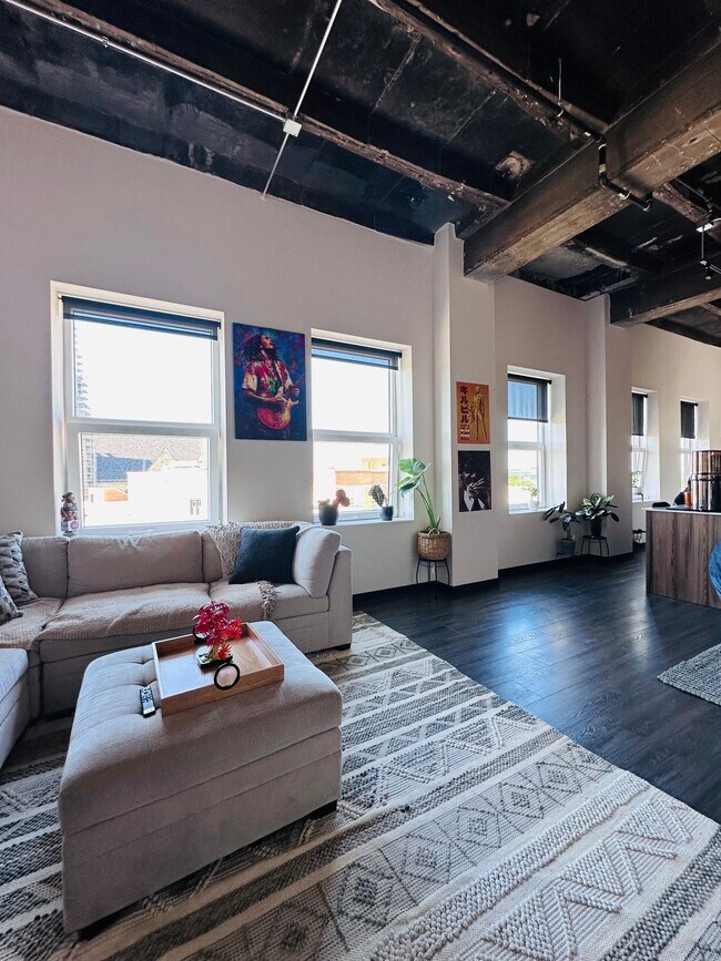 Building Photo - 150 N Ashland Ave