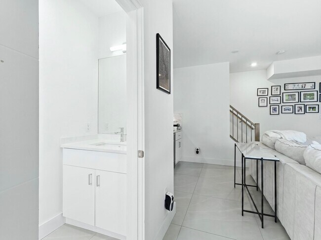 Building Photo - 290 Griffith St