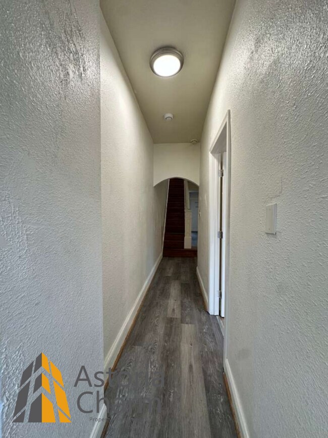 Building Photo - Flexible 4 Bedroom Layout with Fenced Backyard