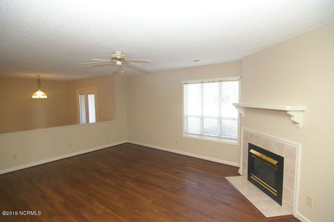 Building Photo - 103 Breezewood Dr