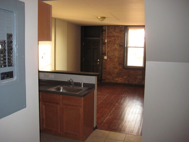 Foto del edificio - 2 BEDROOM UPDATED ALL ELECTRIC UNIT IN THE GROVE