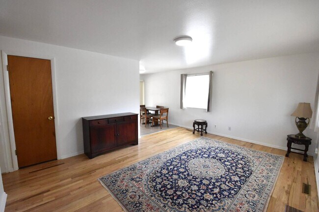 Building Photo - 910 35th St