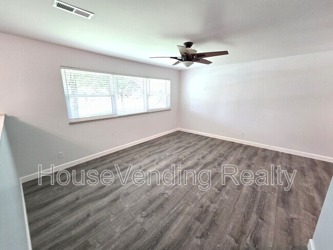 Foto del edificio - 11100 Hughlan Dr