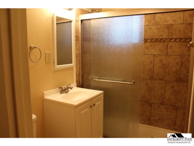 Building Photo - 2 bd, 1 ba