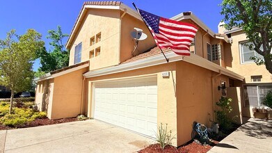 Building Photo - 6220 Lakeview Cir