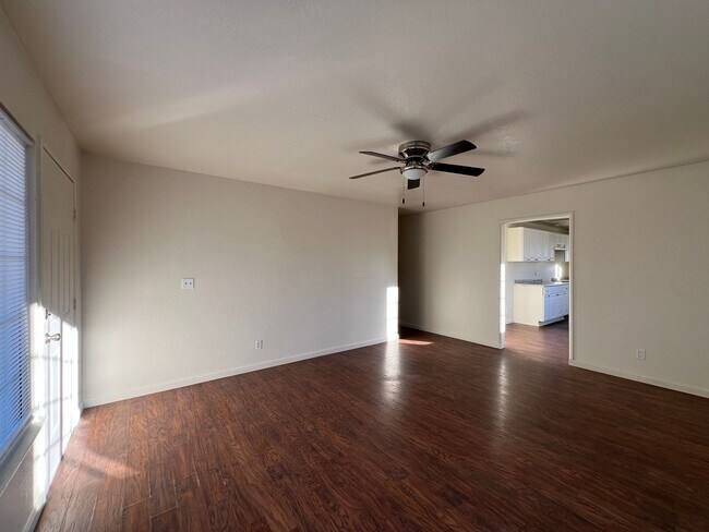 Foto del edificio - 3 Bedroom 1 Bathroom House with Huge Fenced Yard Near Schools, Park & Community Pool
