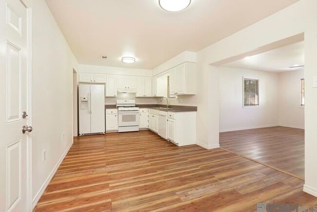 Foto del edificio - 911 Hatchell Ln