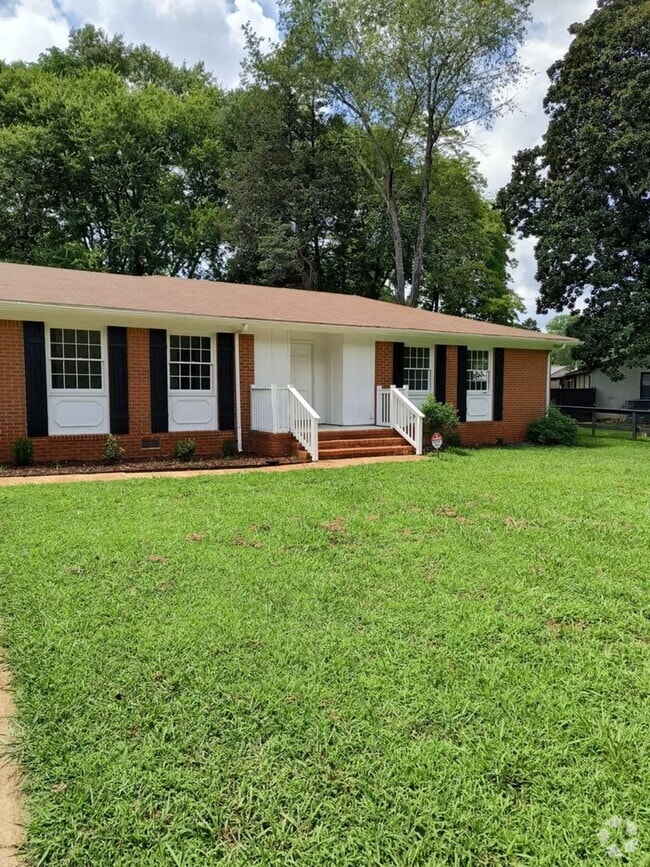 Building Photo - 3019 Greenhill Dr NW