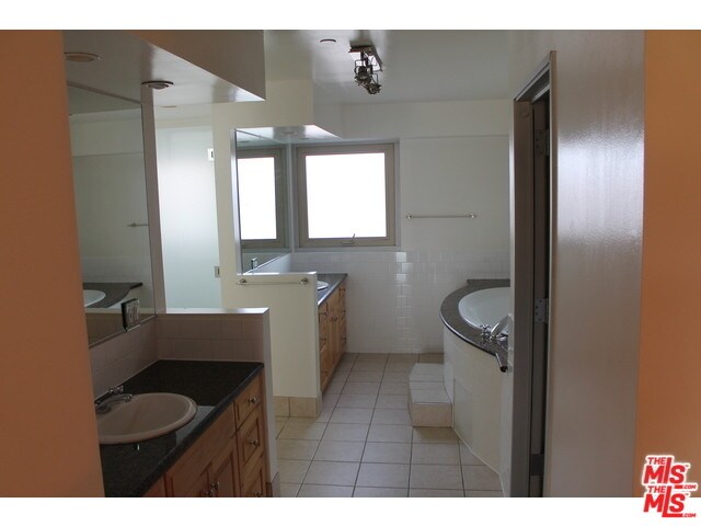 Building Photo - 823 N Martel Ave
