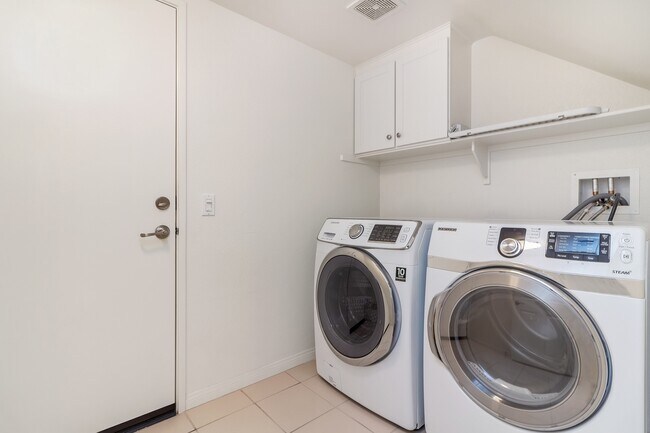 Building Photo - Live in Luxury: Fully Upgraded 2 Bedroom P...