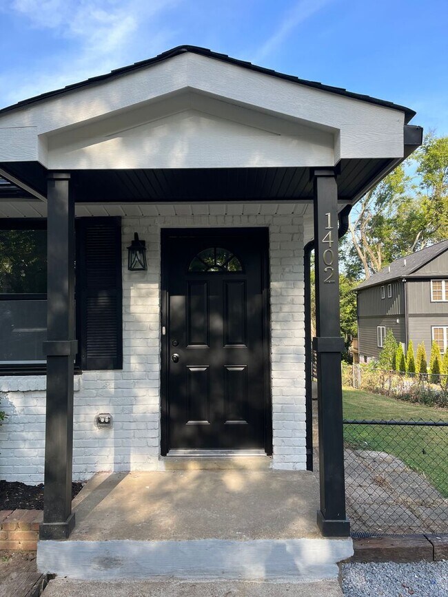Foto del edificio - Desirable East Nashville Farmhouse