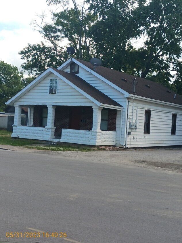 834 E Utica St Unit B, Sellersburg, IN 47172 Apartments in