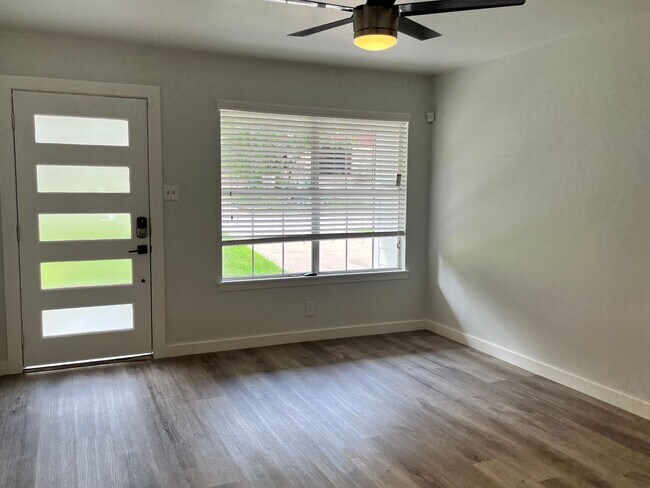 Building Photo - ~SOCO updated 3/2, plus Bonus Room in DESI...