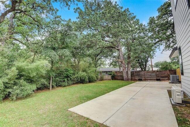 Building Photo - 2507 Rogge Ln