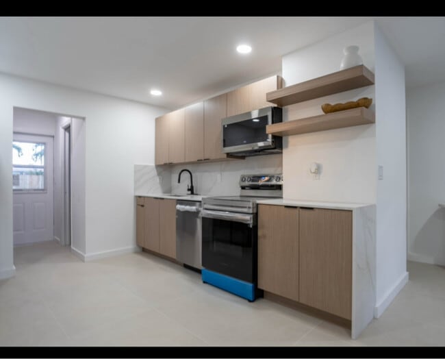 Building Photo - 770 NE 34th Ct