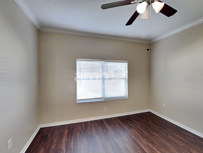 Foto del edificio - 823 Springwood Cir