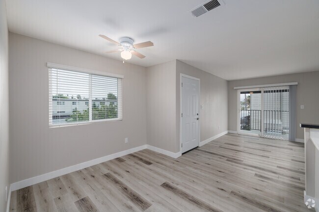 3 habitaciones, 2 baños - 980 pies cuadrados - Comedor - Parkway Village