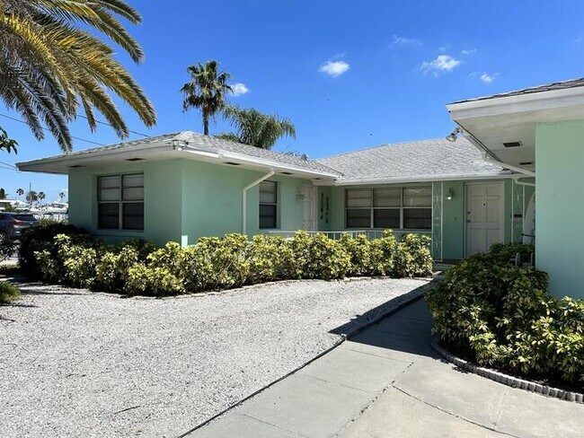 Building Photo - 3 bedroom 3 bath Clearwater Beach With Doc...