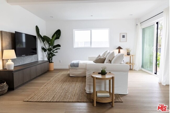 Foto del edificio - 843 Mariposa Ave