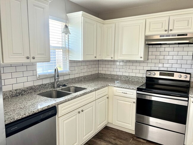 Foto del edificio - Large 4 Bedroom, 3 Bathroom!