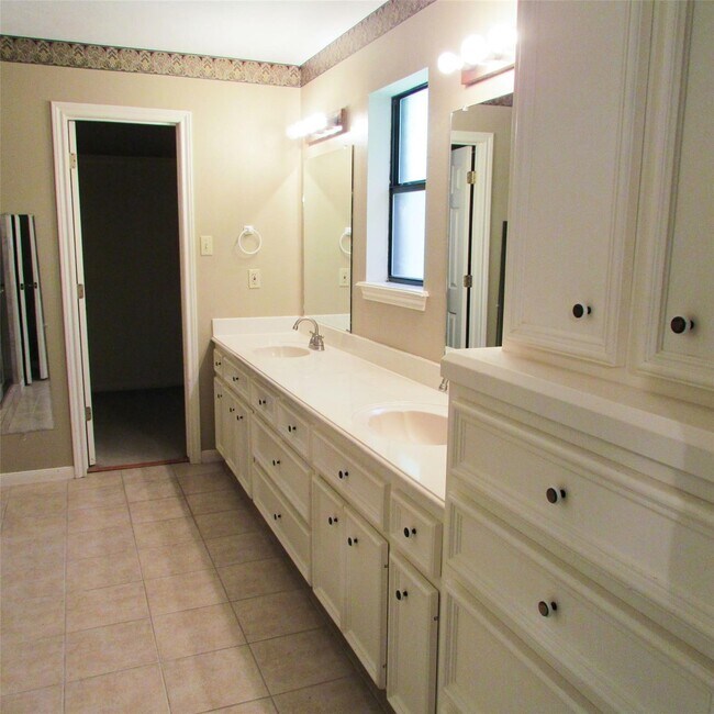 Building Photo - 2232 Azalea Cir