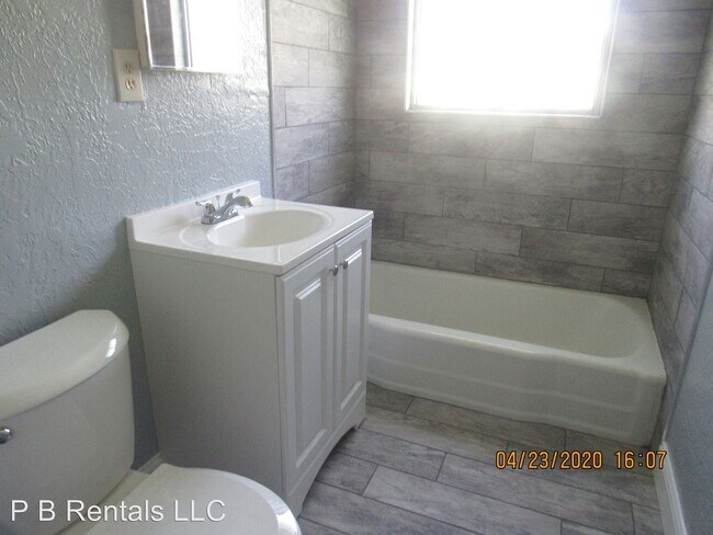 Building Photo - 3 br, 1 bath House - 2523 NW 38th Place