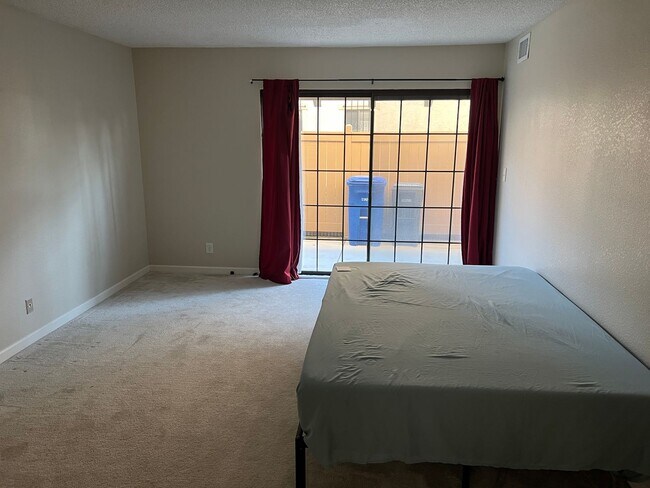 Foto del edificio - STYLISH HAYWARD HILLS CONDO WITH TWO PRIMARY SUITES AND BAY VIEWS!!!