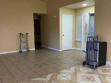 Building Photo - Ready to move-in.
