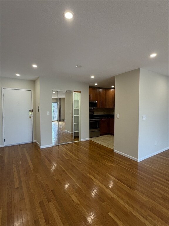 Foto del edificio - 383 Langley Rd