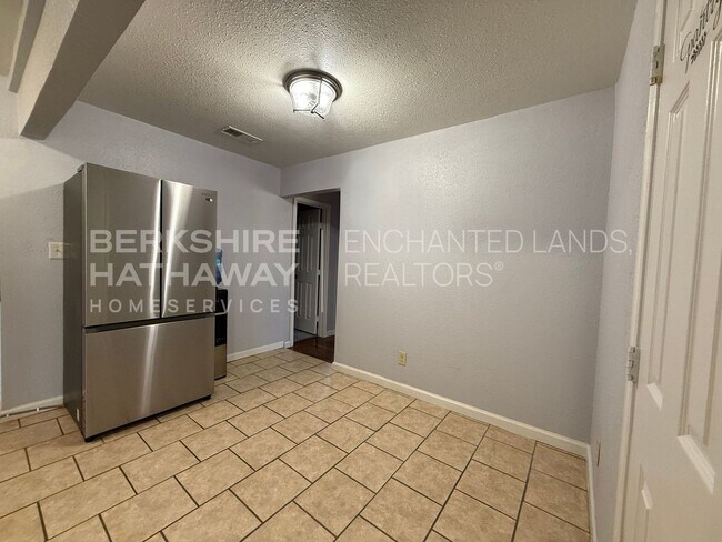 Foto del edificio - Spacious 3 Bed/2 Bath, second living area,...