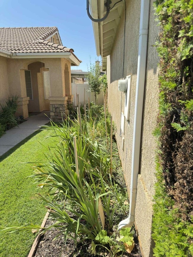 Building Photo - 2890 Summer Set Cir