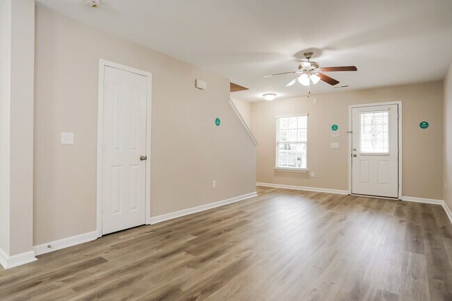 Foto del edificio - 8012 Spiderlily Ct