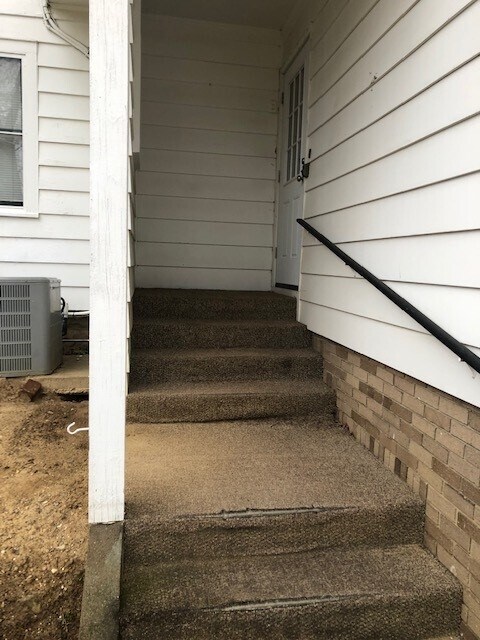 Entry to Upper Level - 316 Jefferson St W