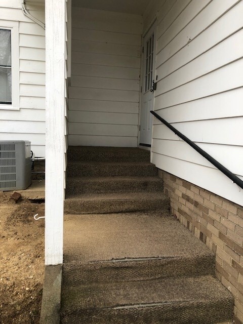 Entry to Upper Level - 316 Jefferson St W