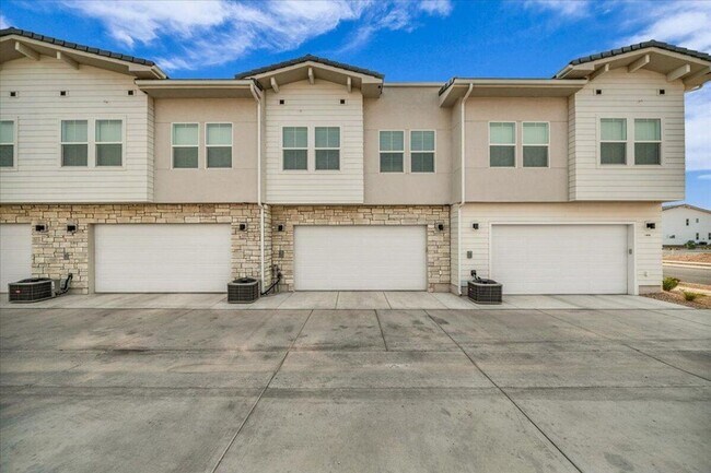 Building Photo - Spacious 3-Bedroom Townhome With Lagoon Ac...