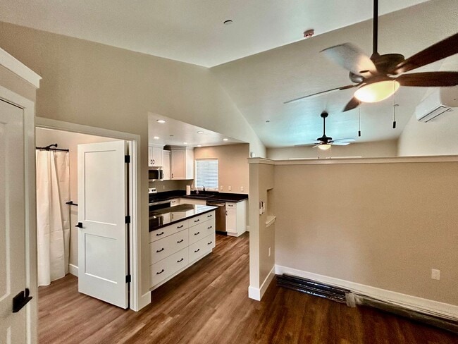 Building Photo - $1,595 Clovis Cottage,  1 Bed / 1 bath - 5th & Sunnyside Ave. / Solar Included!