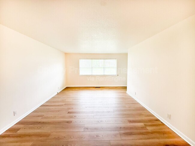 Foto del edificio - 7490 Austin Dr