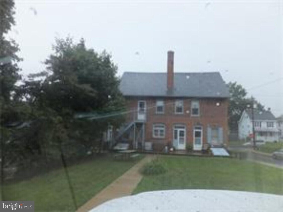 Building Photo - 231 N Main St