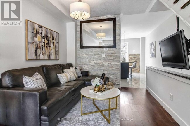 Building Photo - 25 Hounslow Ave