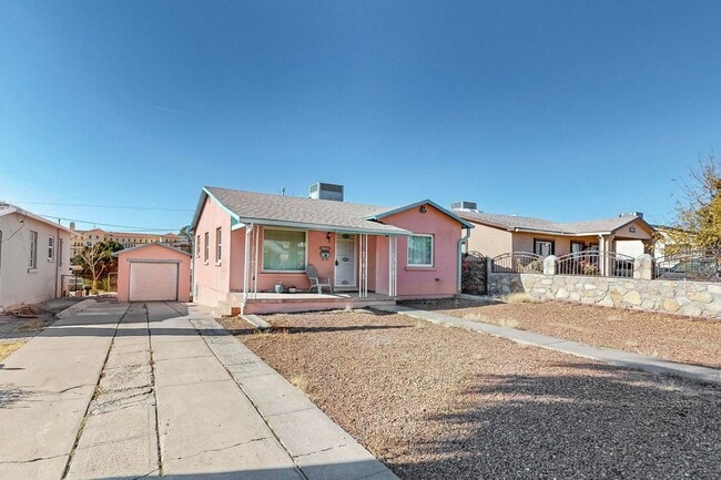 Building Photo - Charming 3 bedroom, 2 bath home in Central El Paso! Special No admin fee, $29 application fee!