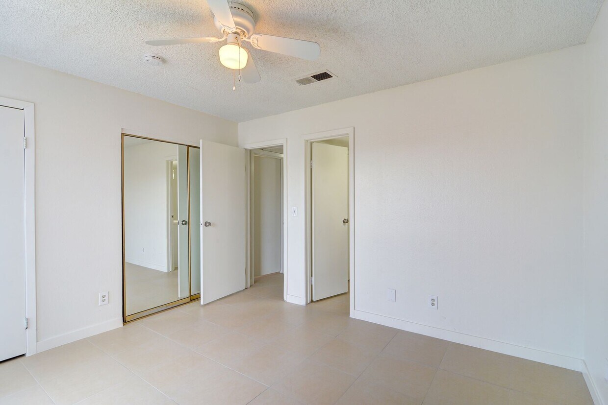 Foto principal - 2981 Country Manor Ln