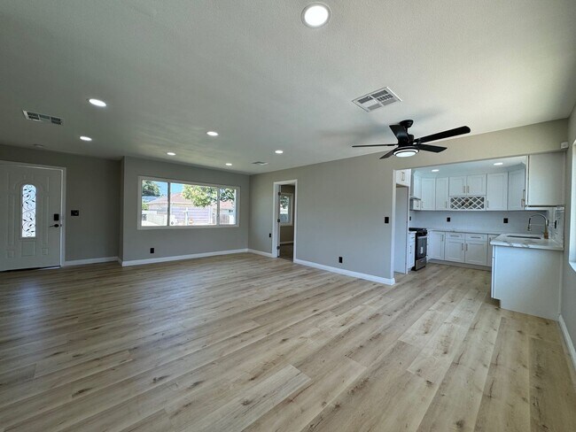 Building Photo - 1756 Santa Fe Ave
