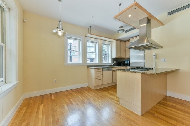 Building Photo - 56 Clarendon St