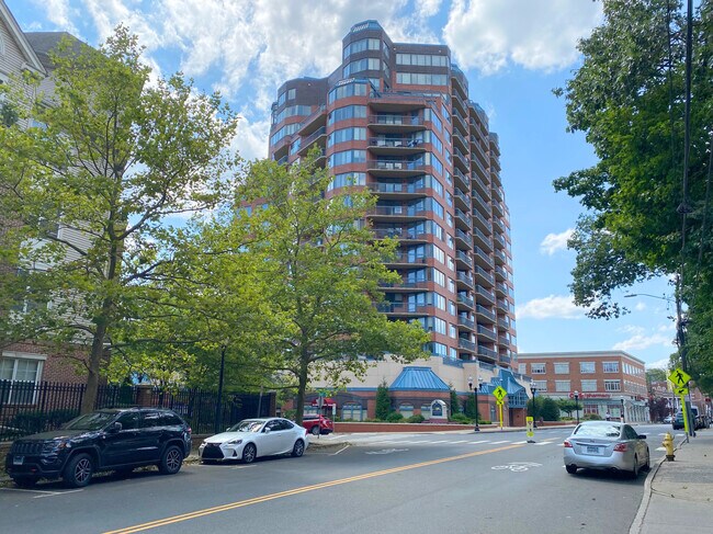 Building Photo - 25 Forest St