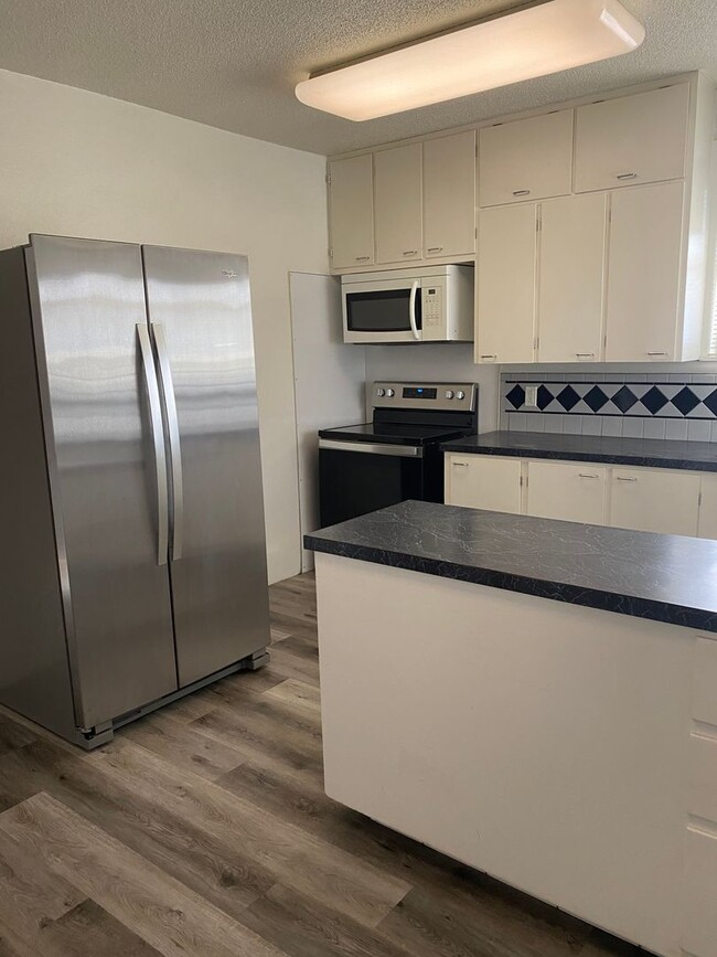 Building Photo - 400 4th Ave NE